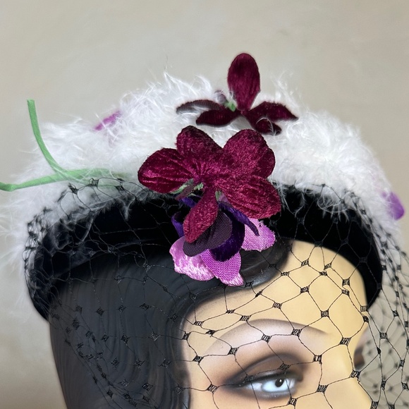 PRECIOUS 1950s\' WHITE FEATHER TAM - BLACK VELVET EDGING & PURPLE  \